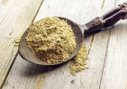 Kratom i kava: Kako se razlikuju njihovi stimulativni učinci?